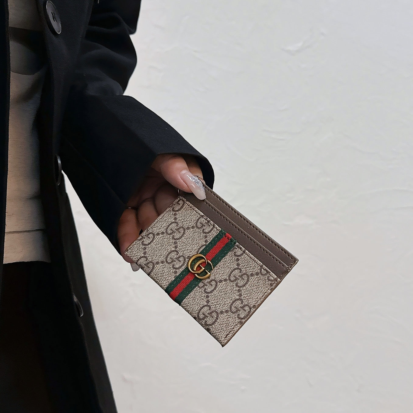 Porta carte con etichetta in metallo e pelle