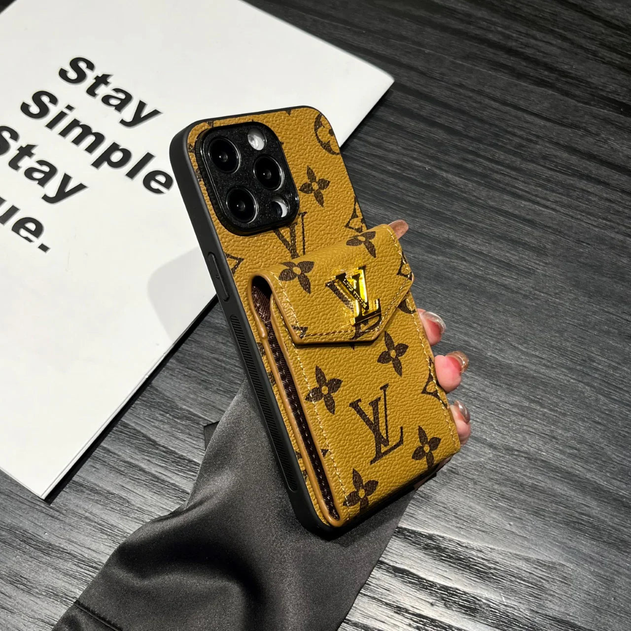 Custodia per telefono in metallo e pelle retrò per iPhone
