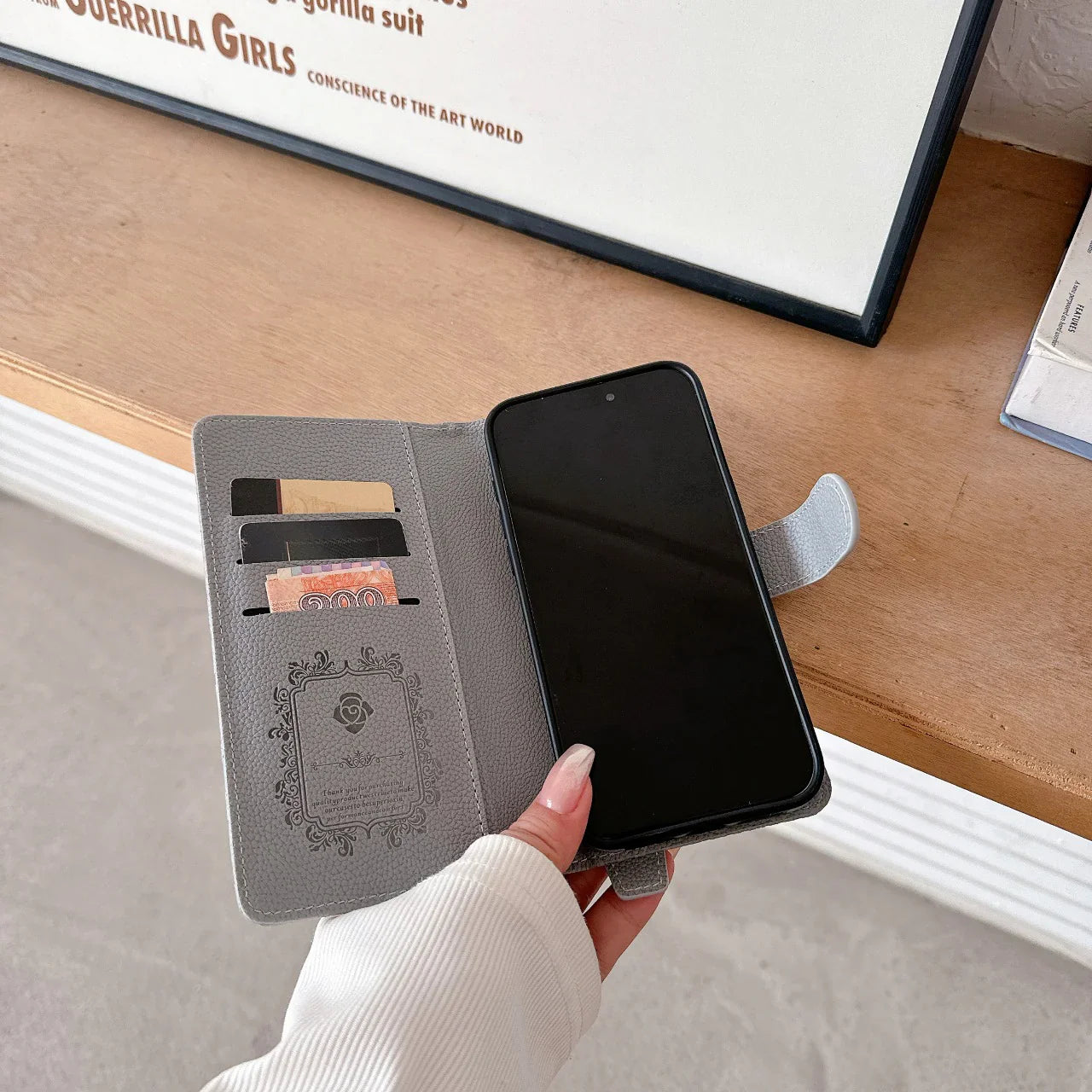 Custodia per telefono con cinturino da polso Camellia per iPhone