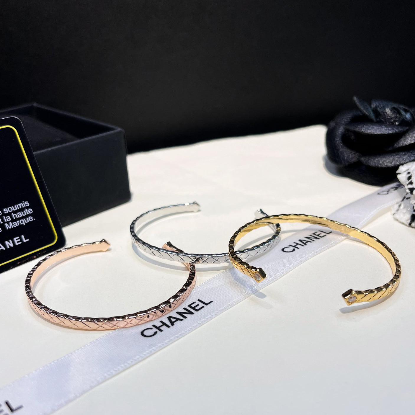 Bracciale aperto con motivo trapuntato e diamanti