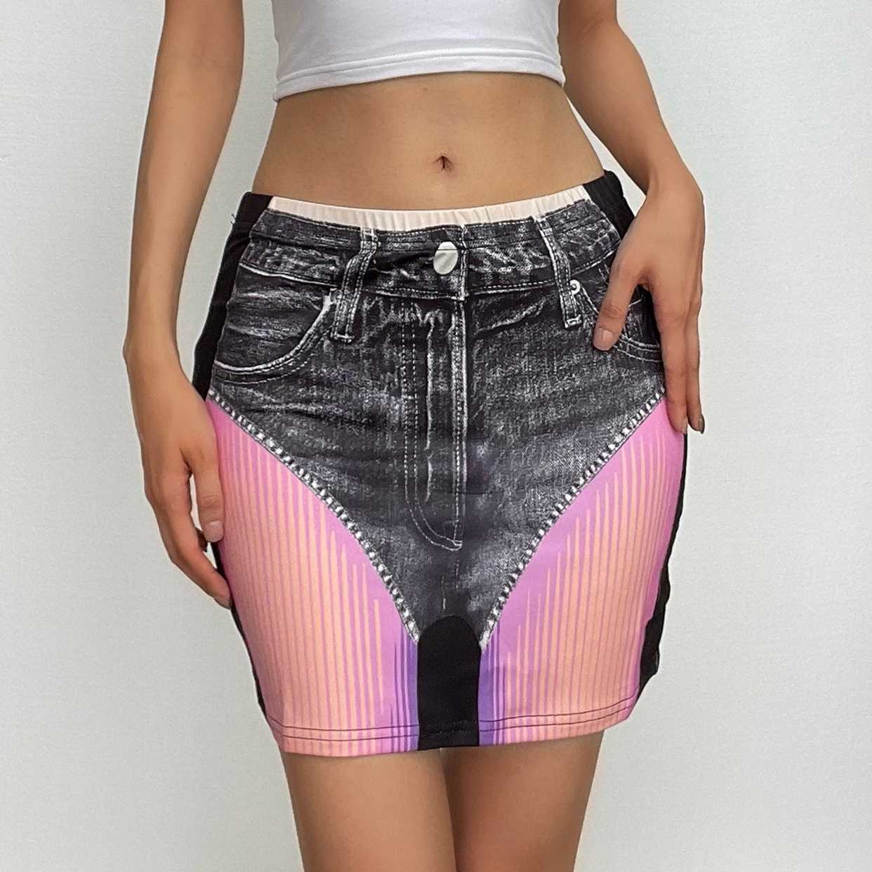 Abstract Contrast Medium Rise Mini Skirt