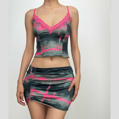 Completo minigonna con scollo a V e orlo in pizzo tie-dye e arricciato 