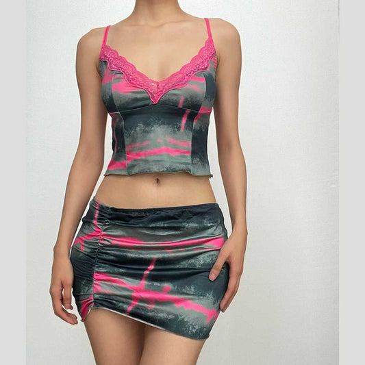 Completo minigonna con scollo a V e orlo in pizzo tie-dye e arricciato 