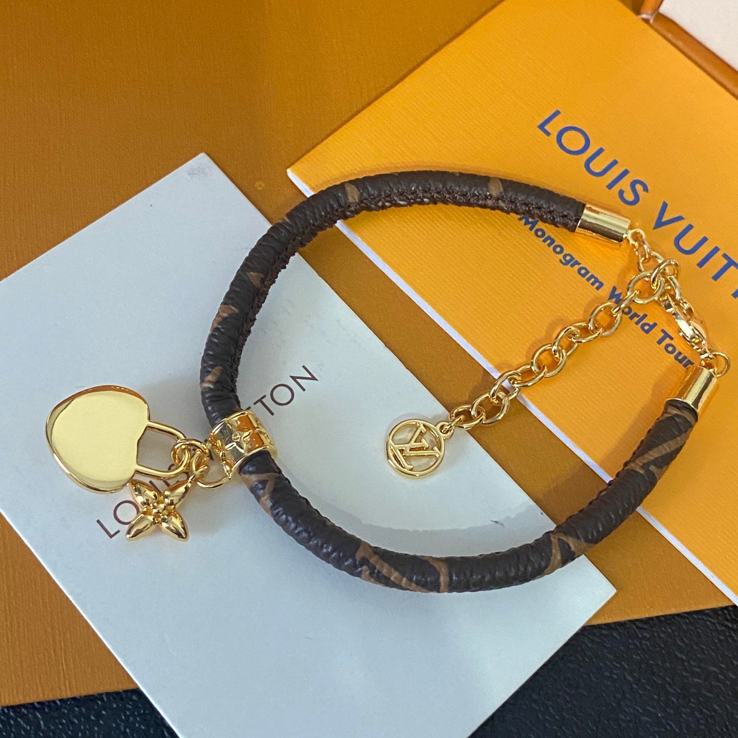 Bracciale in pelle con ciondolo Love