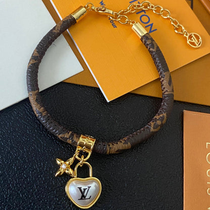 Bracciale in pelle con ciondolo Love