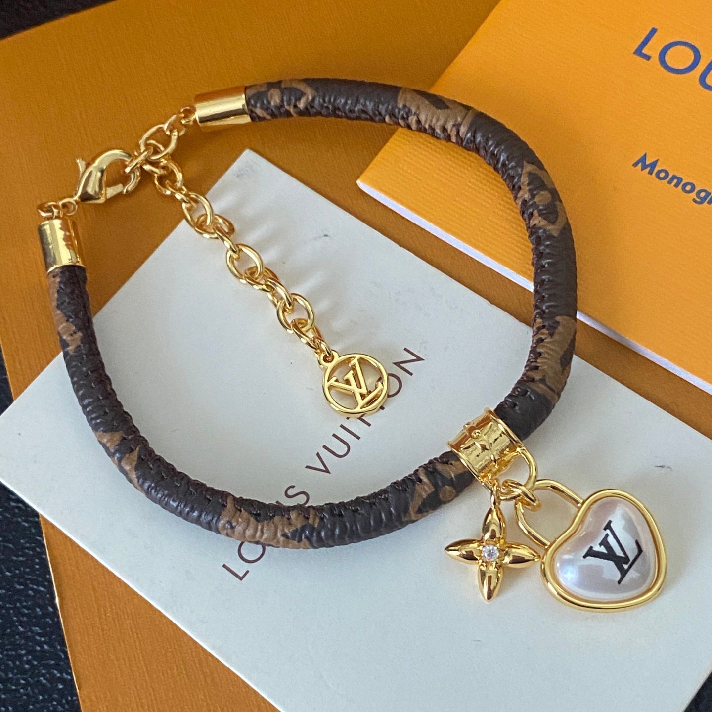 Bracciale in pelle con ciondolo Love