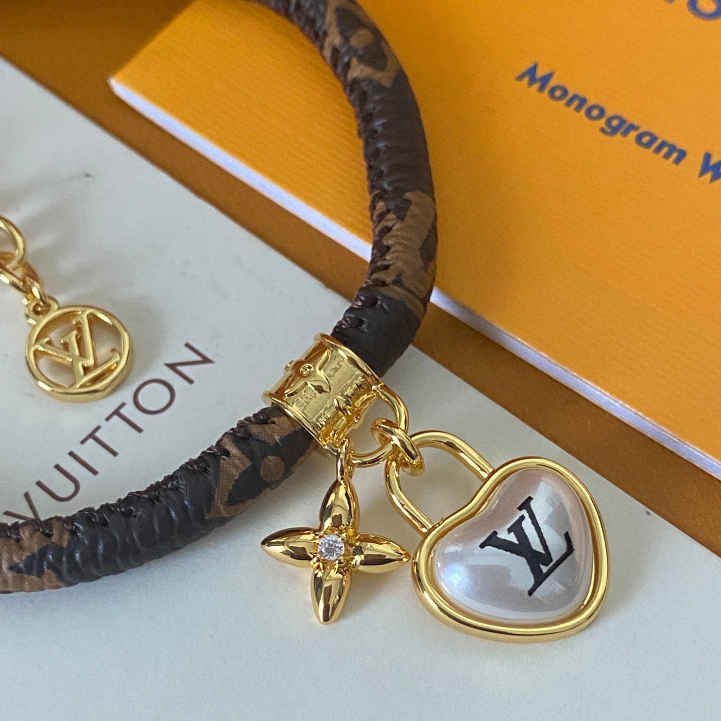 Bracciale in pelle con ciondolo Love
