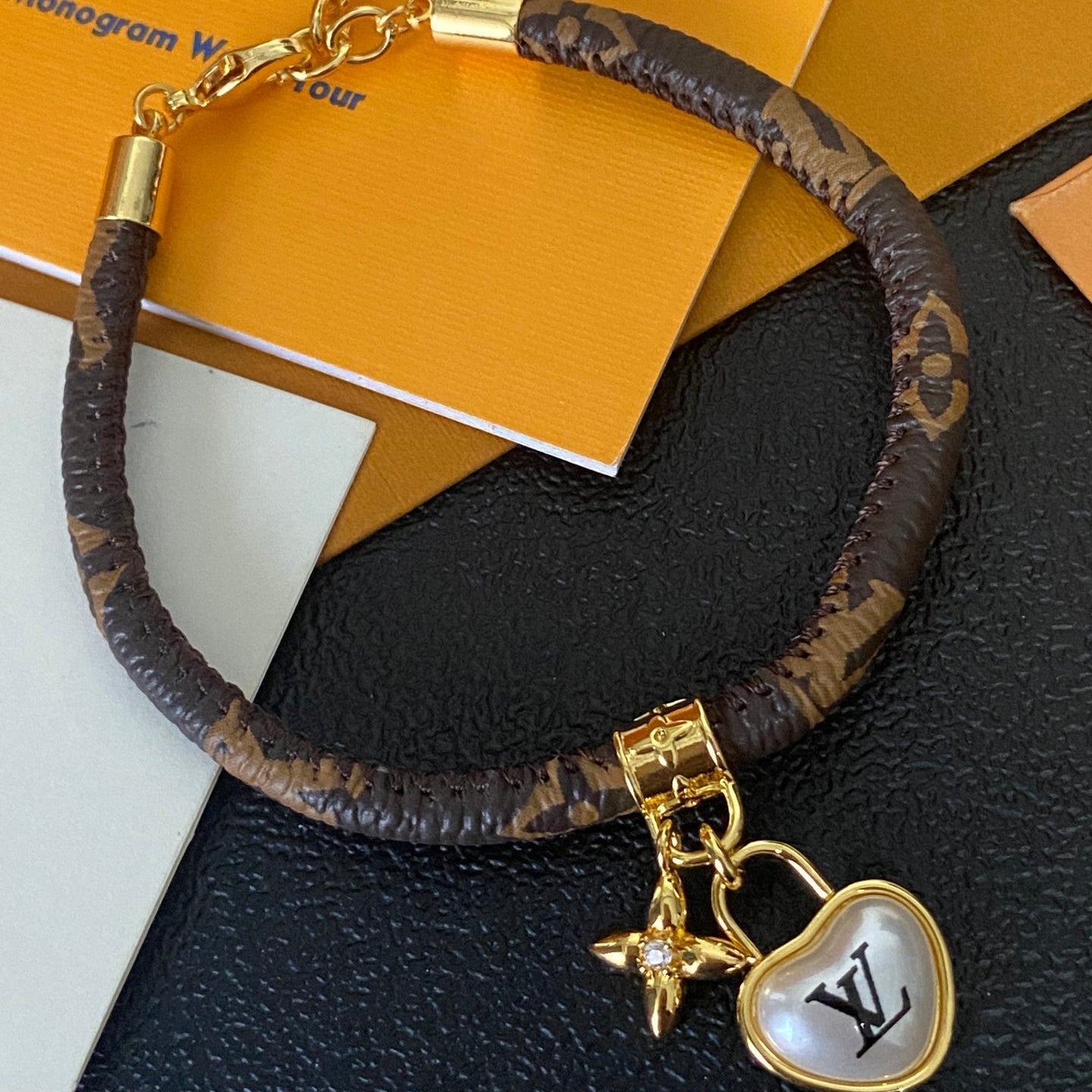 Bracciale in pelle con ciondolo Love