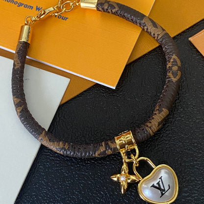 Bracciale in pelle con ciondolo Love
