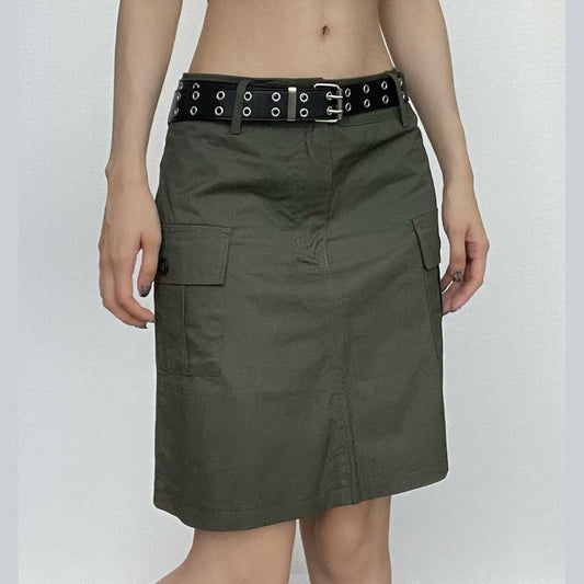 Minigonna a vita bassa con tasche cargo e bottoni 
