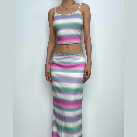 Completo gonna lunga a righe con spacco sul retro e scollo a U a contrasto 
