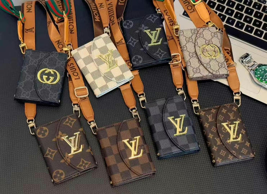 Porta carte a tracolla in pelle goffrata alla moda