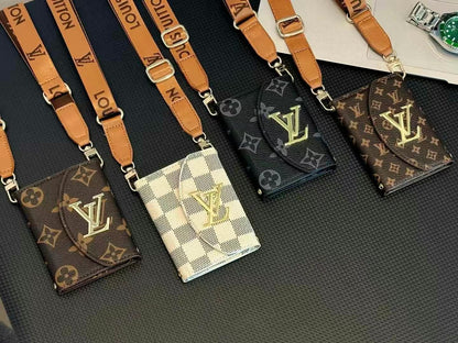 Porta carte a tracolla in pelle goffrata alla moda