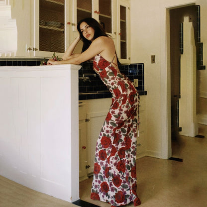 Vestito sexy da ragazza con fiori rossi