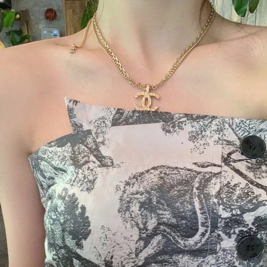 Collana con catena in oro alla moda