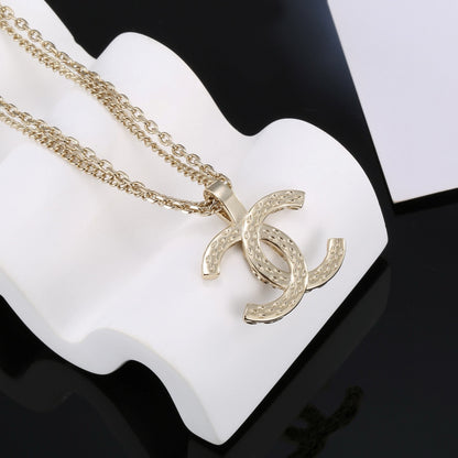 Collana con catena in oro alla moda