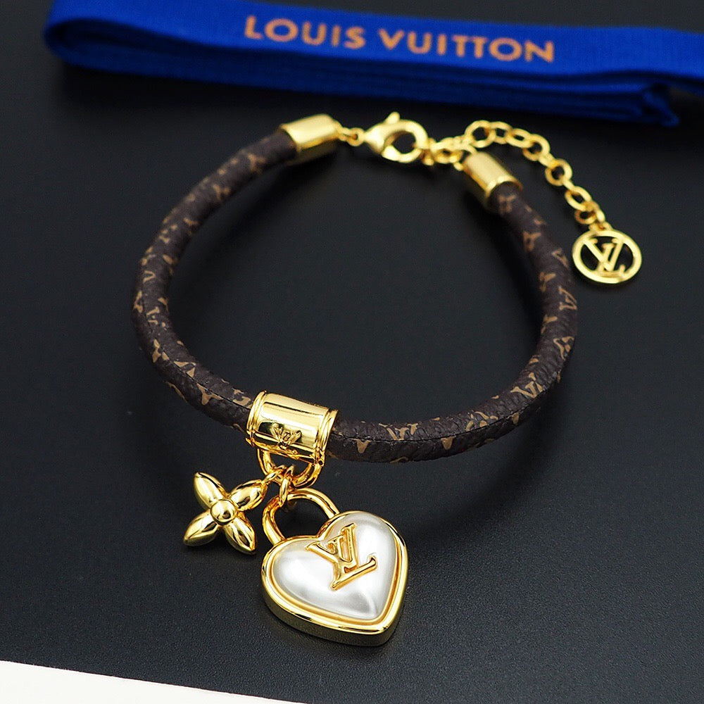Bracciale a catena in pelle con ciondolo Love