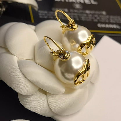 Eleganti orecchini di perle