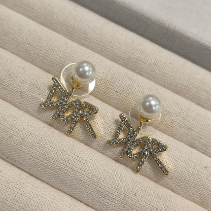 Eleganti orecchini di perle con lettere di strass