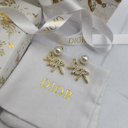 Eleganti orecchini di perle con lettere di strass