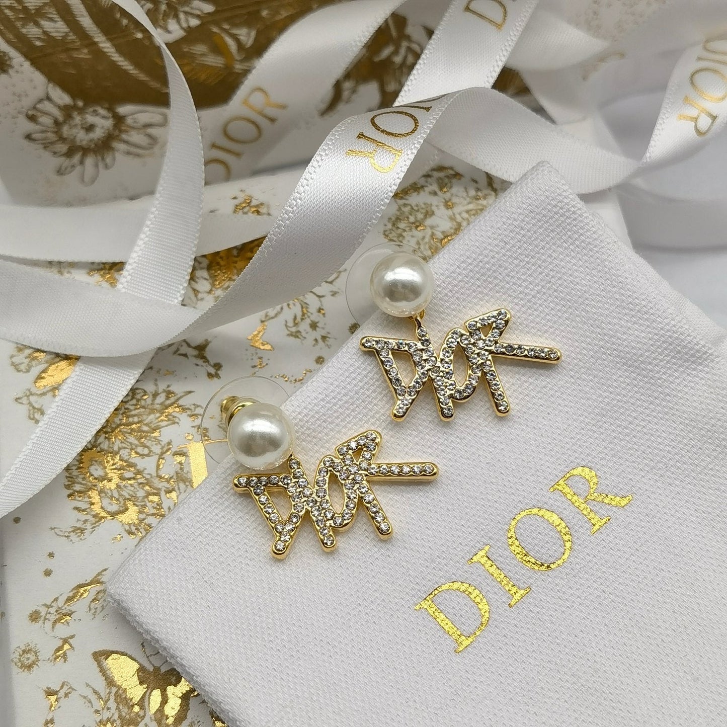 Eleganti orecchini di perle con lettere di strass