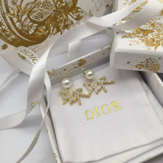 Eleganti orecchini di perle con lettere di strass