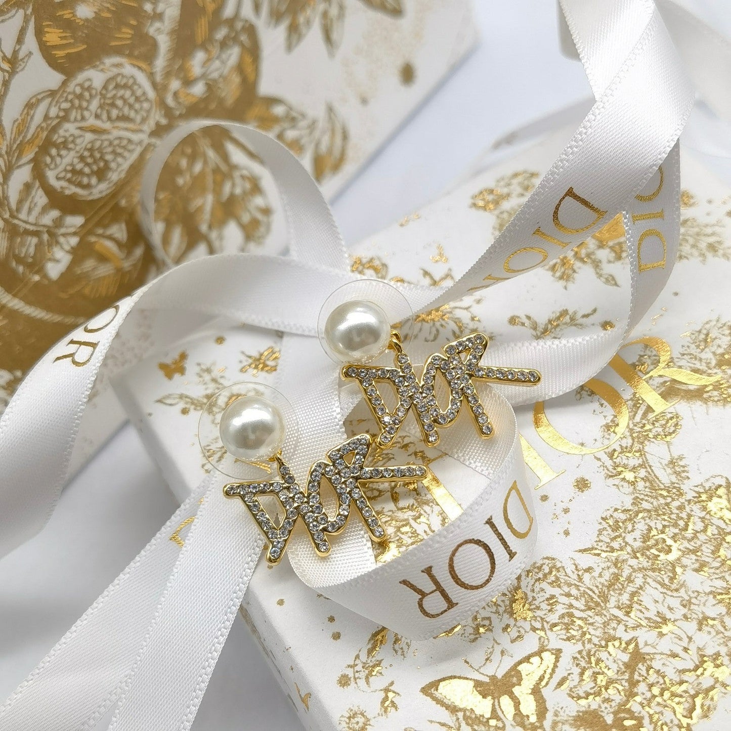 Eleganti orecchini di perle con lettere di strass