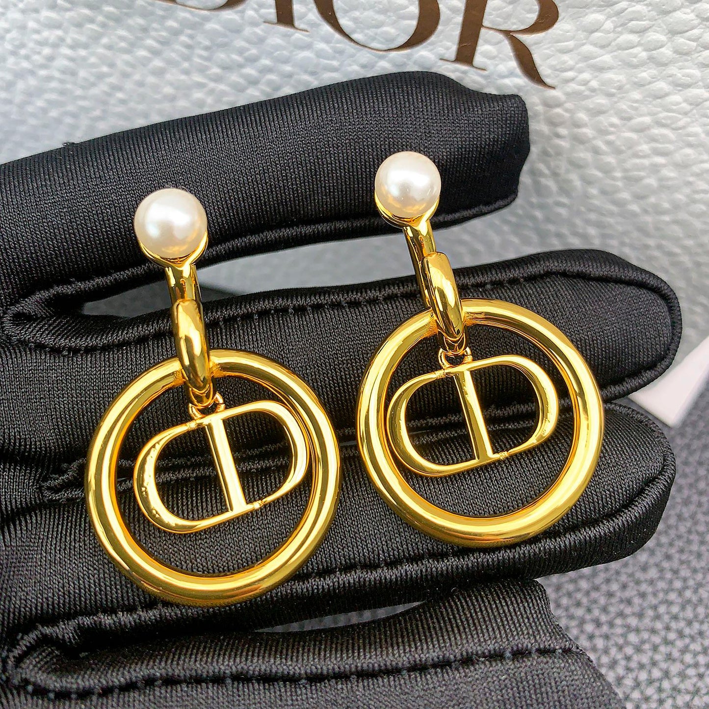 Orecchini di perle alla moda