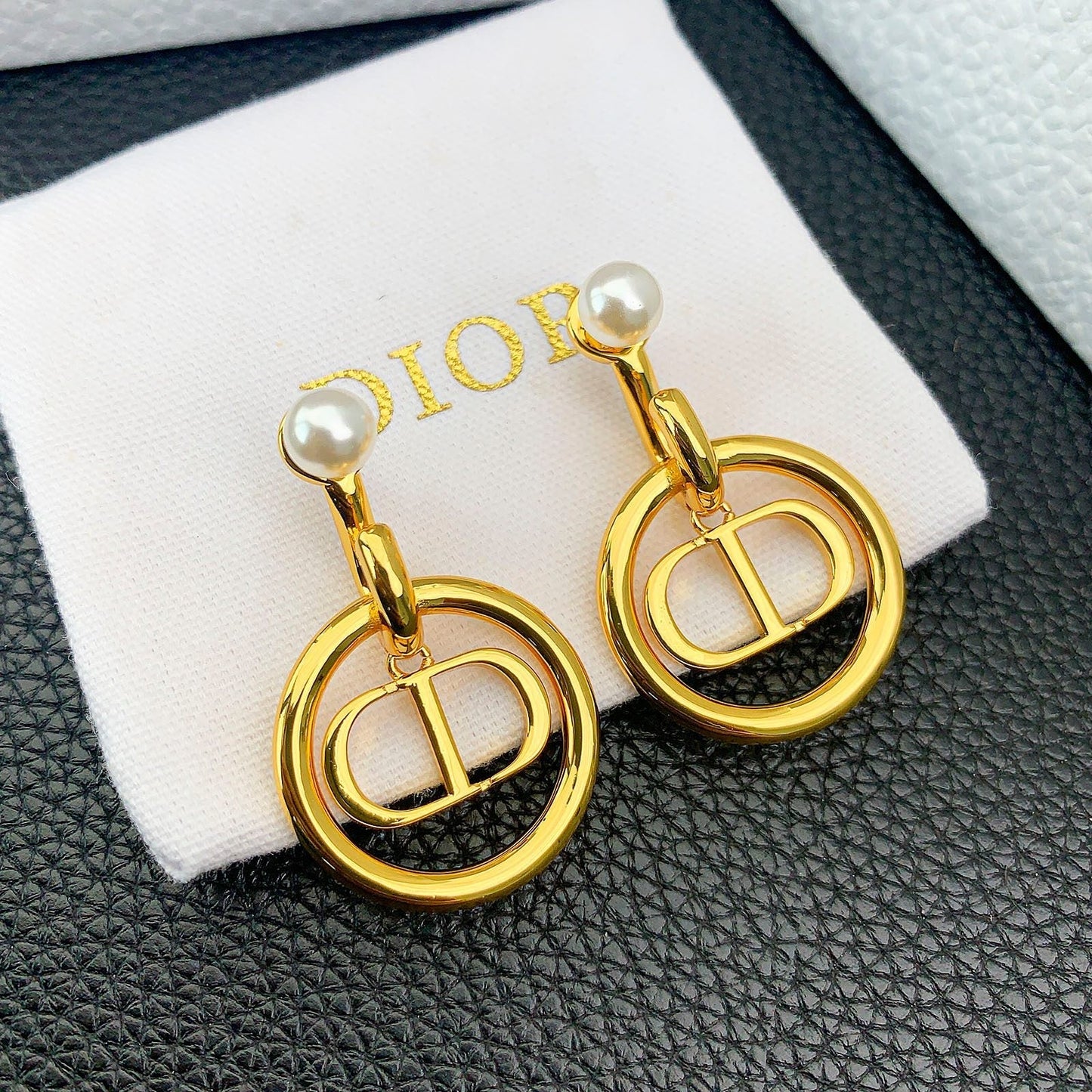 Orecchini di perle alla moda