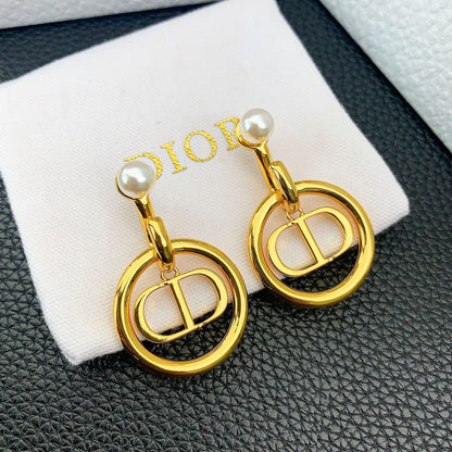 Orecchini di perle alla moda