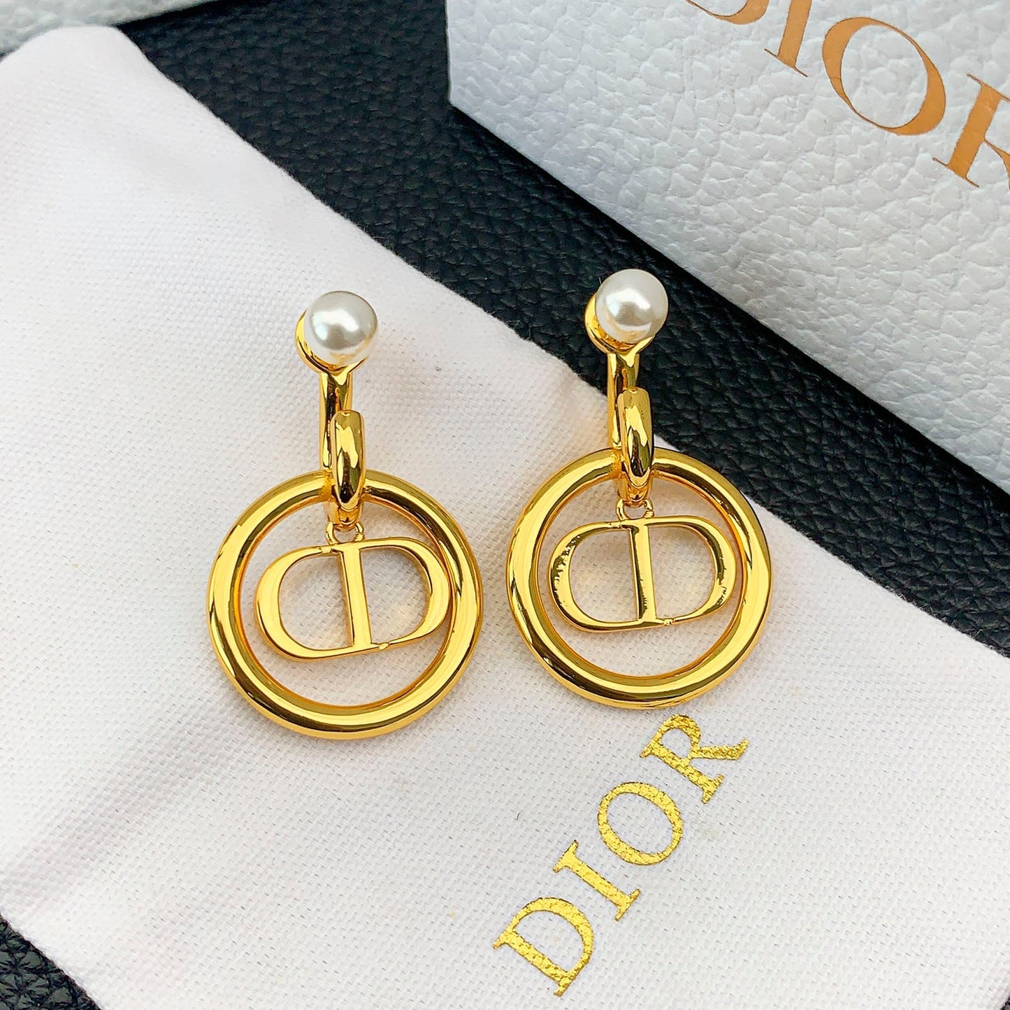 Orecchini di perle alla moda