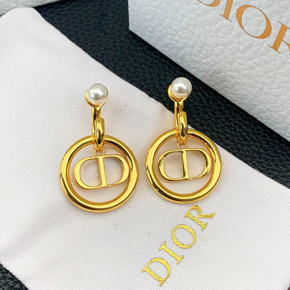 Orecchini di perle alla moda