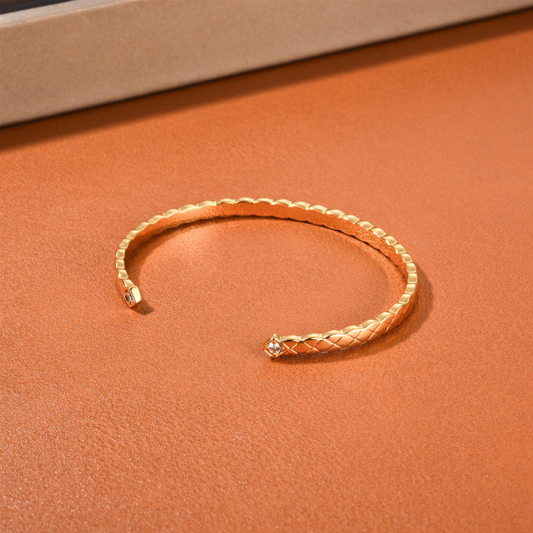 Bracciale aperto con motivo trapuntato e diamanti