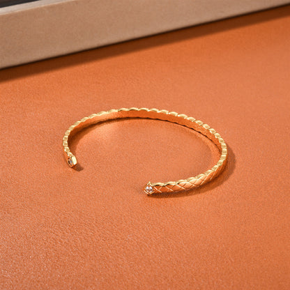 Bracciale aperto con motivo trapuntato e diamanti