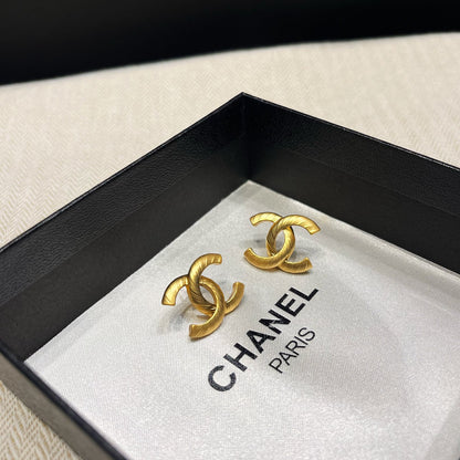 Eleganti orecchini in oro
