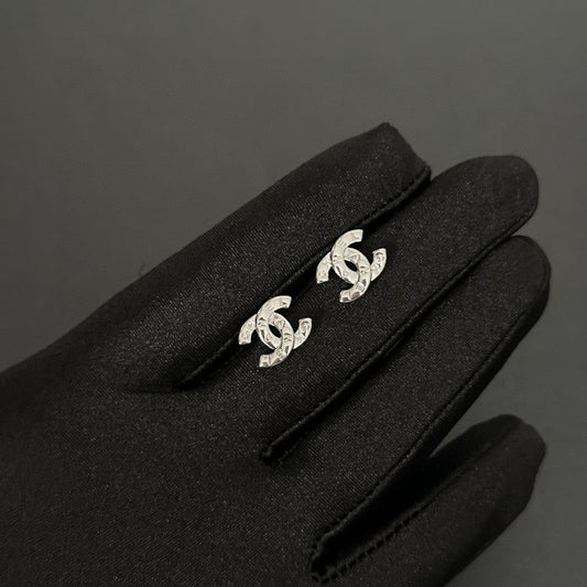 Orecchini in argento sterling con lettera semplice