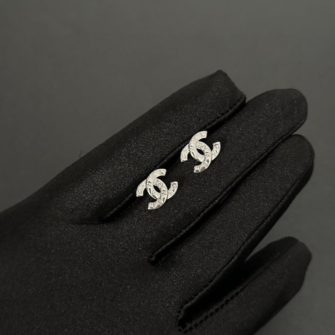 Orecchini in argento sterling con lettera semplice