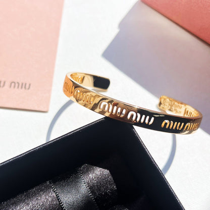 Bracciale aperto alla moda