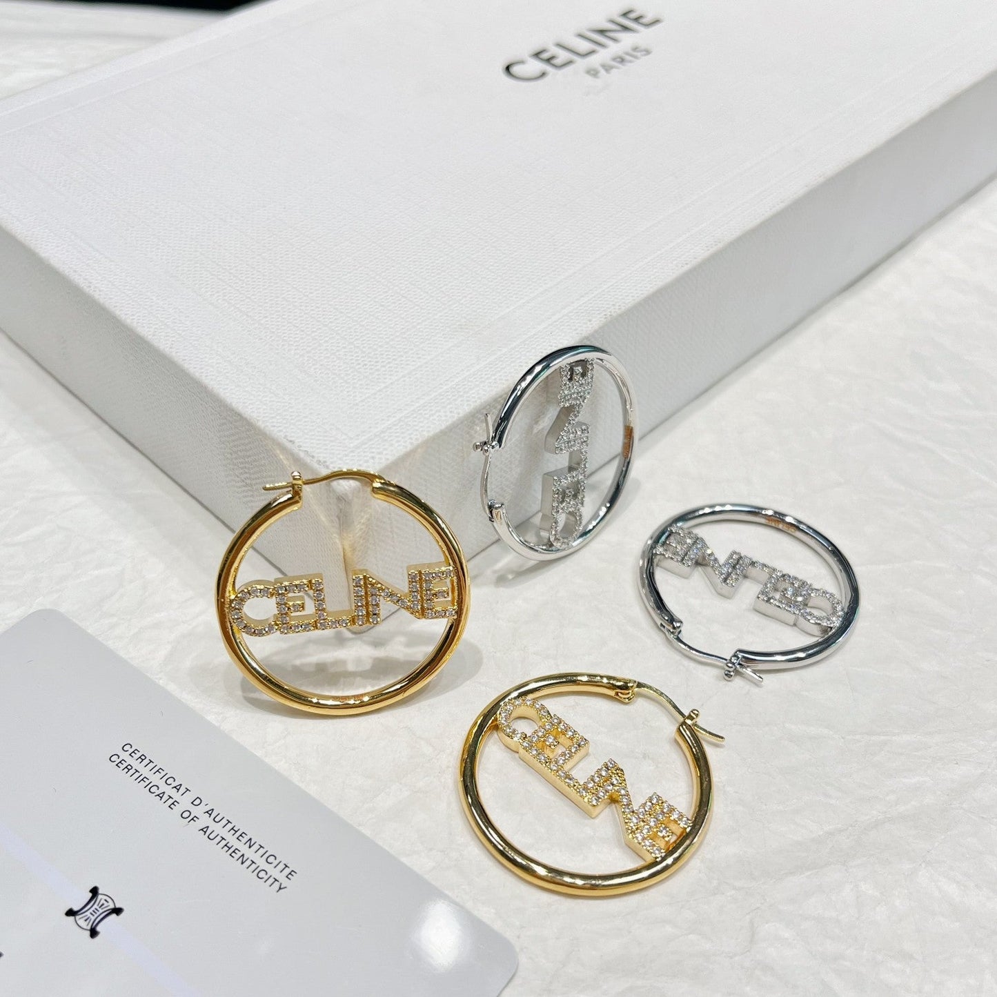 Orecchini a cerchio con lettere e strass