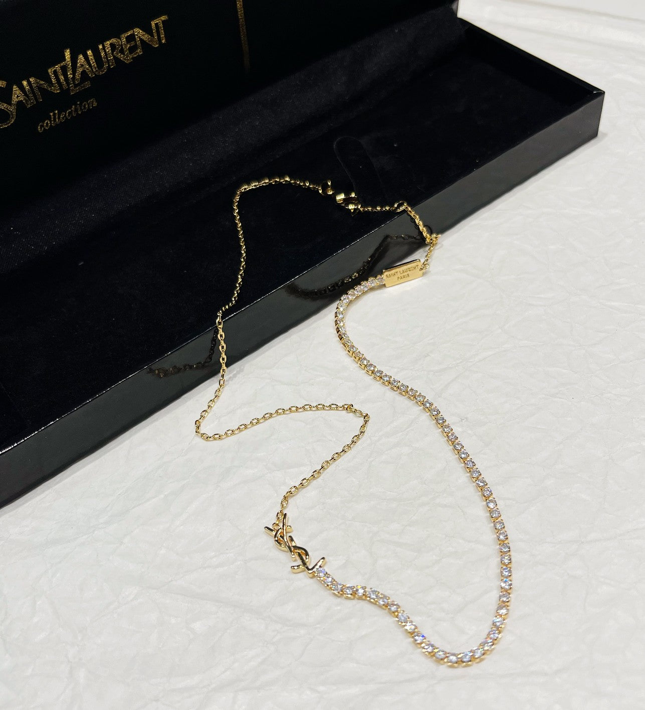 Collana con strass alla moda
