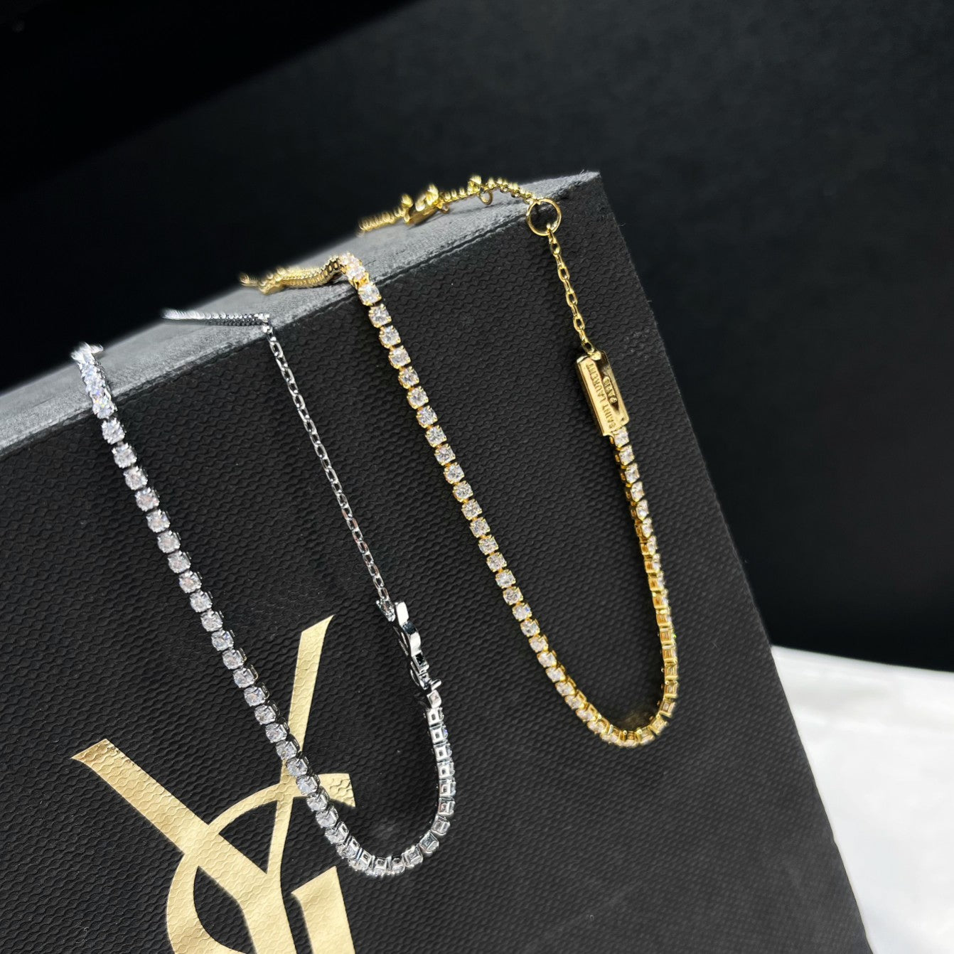 Collana con strass alla moda