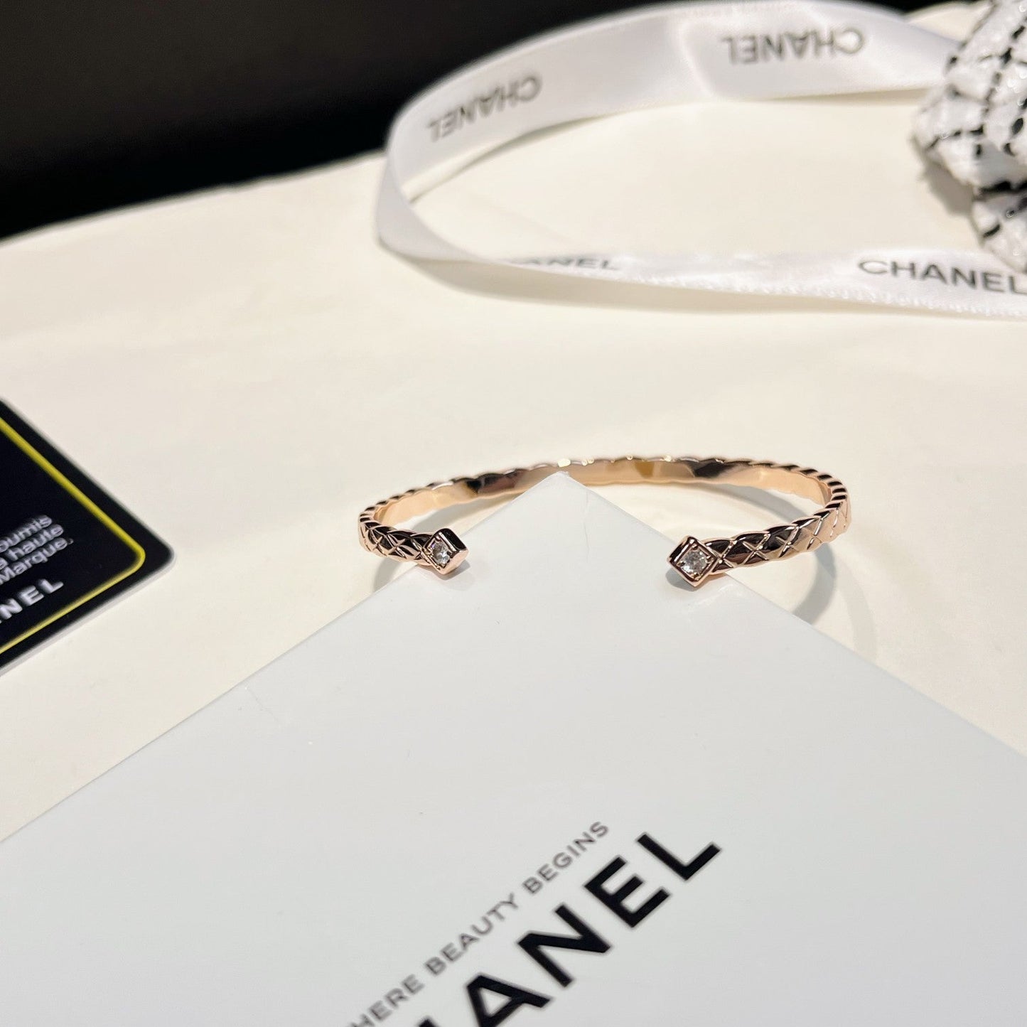 Bracciale aperto con motivo trapuntato e diamanti