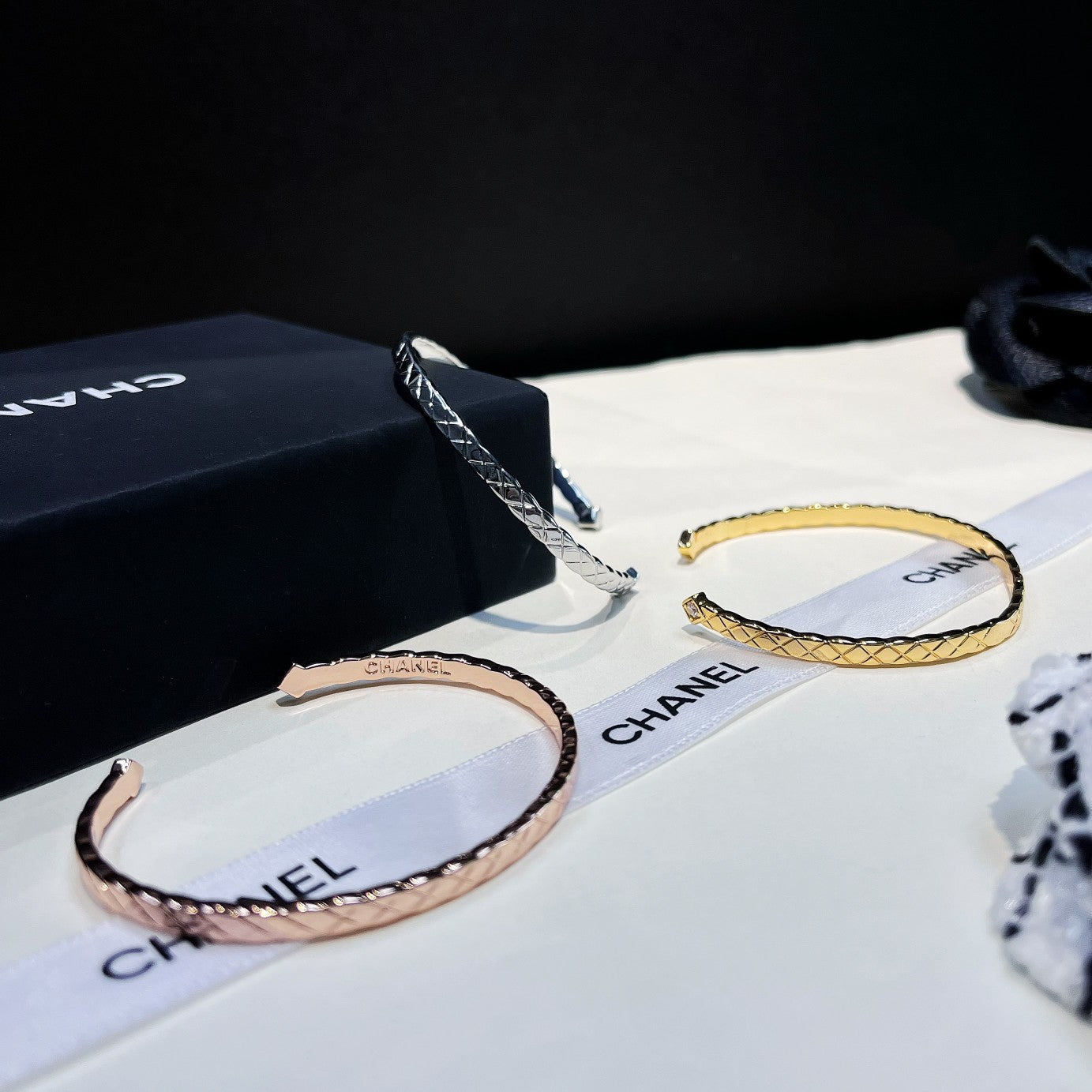 Bracciale aperto con motivo trapuntato e diamanti