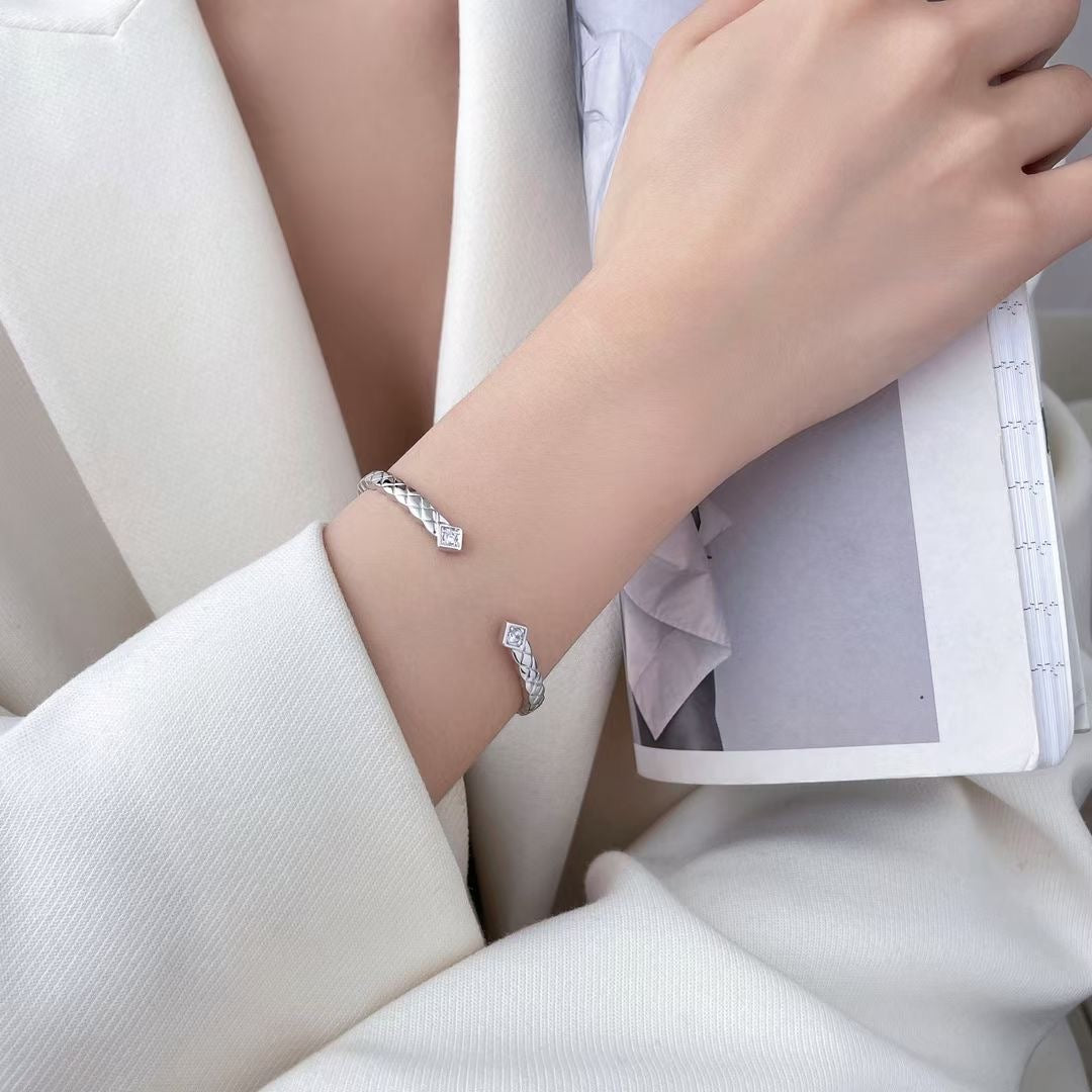 Bracciale aperto con motivo trapuntato e diamanti
