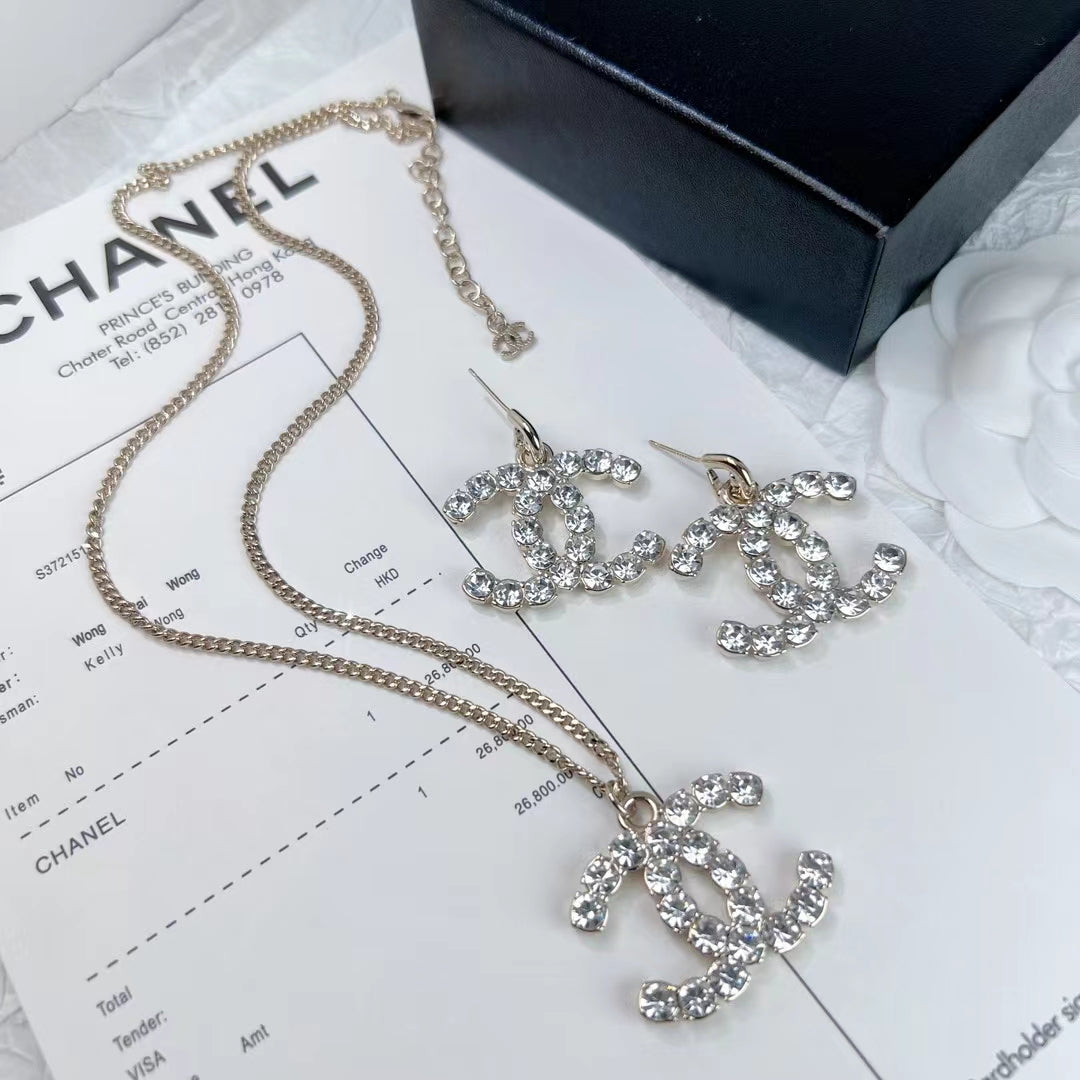 Orecchini e collana di cristalli alla moda
