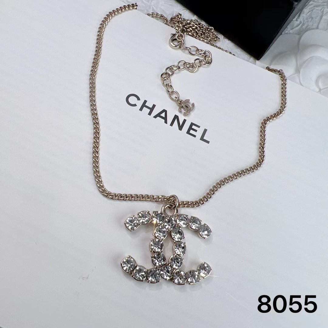 Orecchini e collana di cristalli alla moda