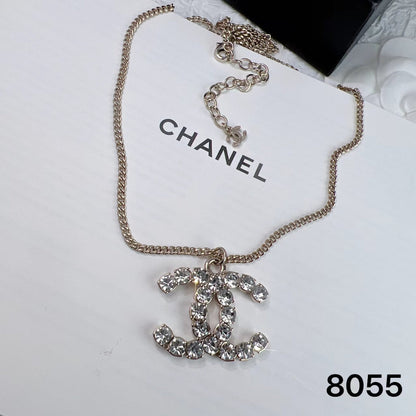 Orecchini e collana di cristalli alla moda