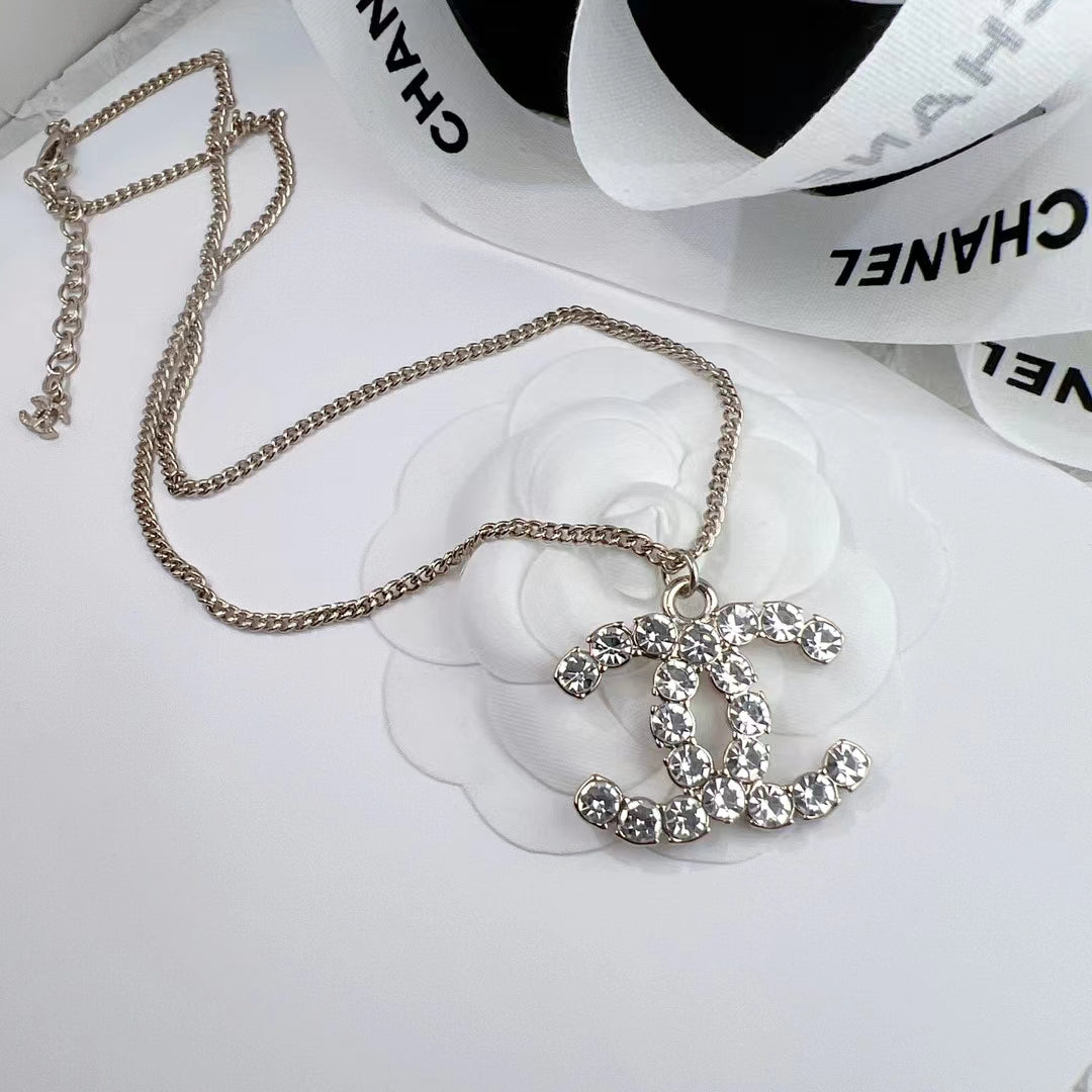 Orecchini e collana di cristalli alla moda