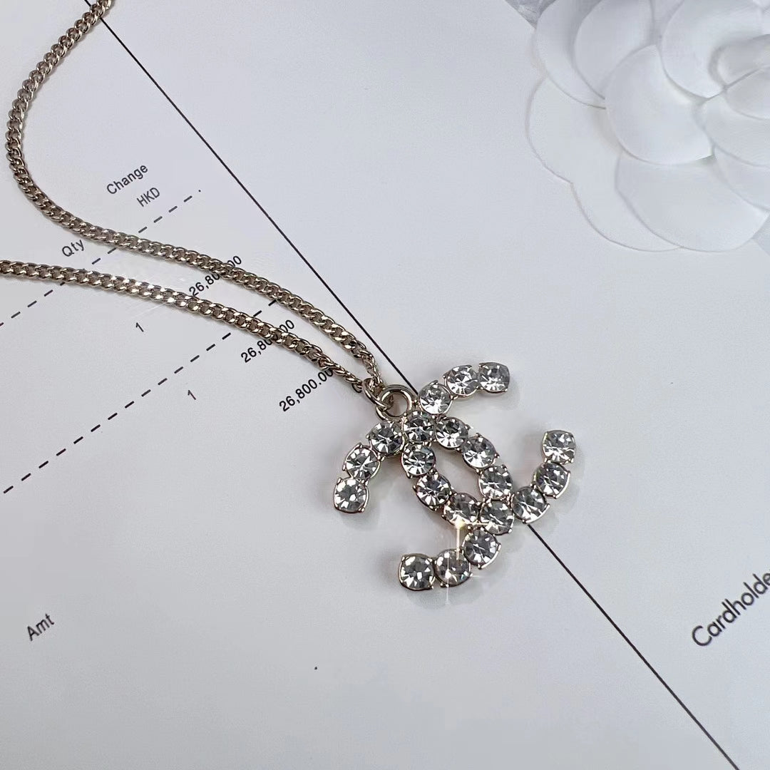 Orecchini e collana di cristalli alla moda