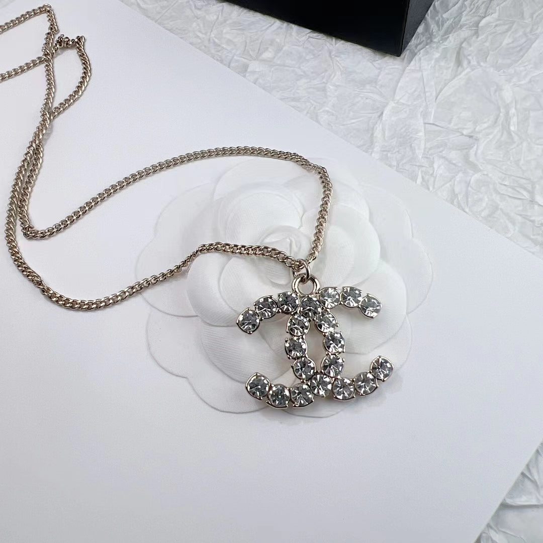 Orecchini e collana di cristalli alla moda